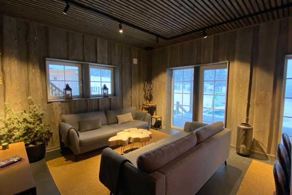 Modern Stuga Med Ski Lodge Kaensla Jarvso Exterior photo