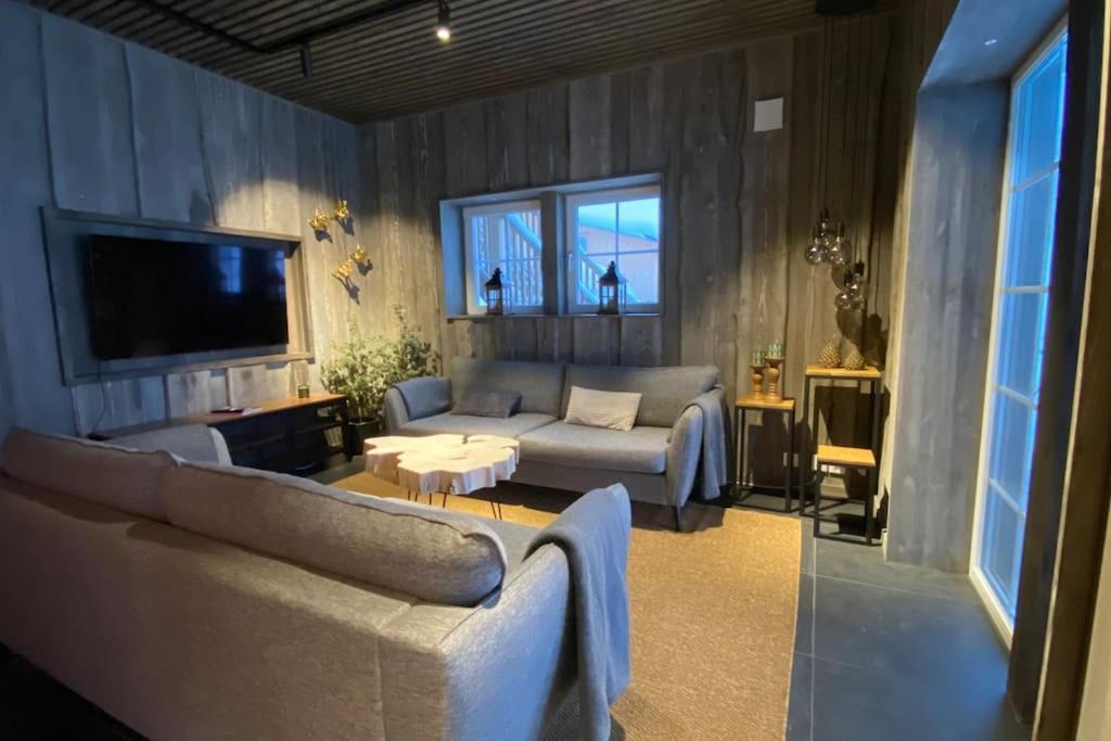 Modern Stuga Med Ski Lodge Kaensla Jarvso Exterior photo